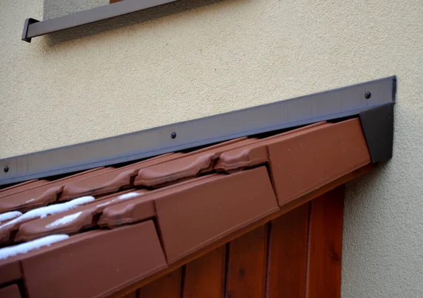 Arquitetura Telhado Conectando Telhas Queimadas Para Fachada Casa Contra Fluxo — Fotografia de Stock