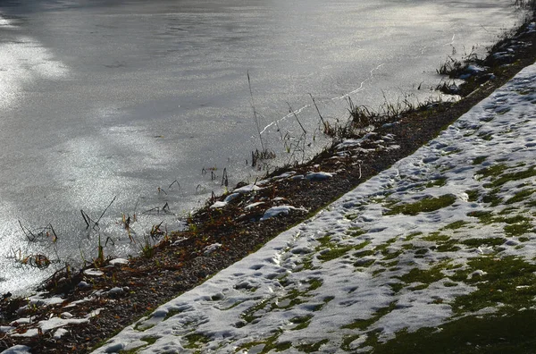 Borde Del Estanque Con Una Superficie Congelada Hielo Refleja Sol — Foto de Stock