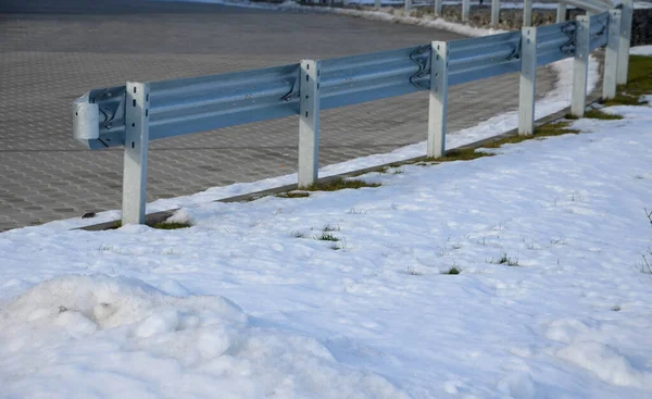 Голубое Небо Хорошая Морозная Погода Снег Изгиб Вымощен Бетонным Переплетением — стоковое фото