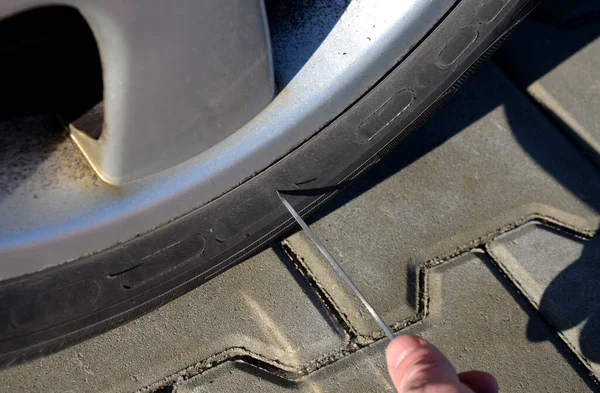 Homem Com Uma Grande Faca Caça Parque Estacionamento Está Prestes — Fotografia de Stock