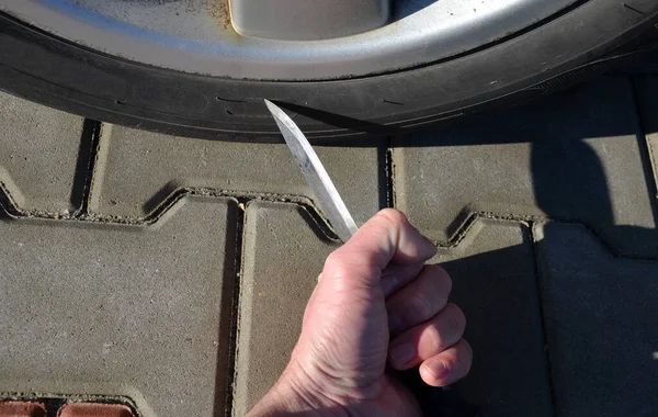 Człowiek Wielkim Nożem Myśliwskim Parkingu Zaraz Dźgnie Przetnie Oponę Zemsta — Zdjęcie stockowe