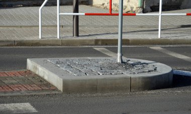 Seyrüsefer kiremitleri görme sorunu olan engelli ve kör yayalar için soyunur. Kırmızı asfaltın çıkıntıları insanı geçide yönlendirir ve dikkatleri kenar yola çeker.