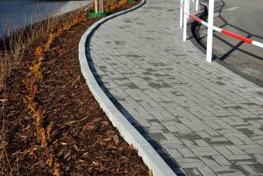 Su buharlaşmasını azaltmak için şehirdeki çiçek tarlaları samanlanmalı. Ot kontrolü ve sulamadan tasarruf etmek o kadar yaygın olmayabilir. kaldırımlar ve yollar arasındaki yataklar en çok acı çekenlerdir.