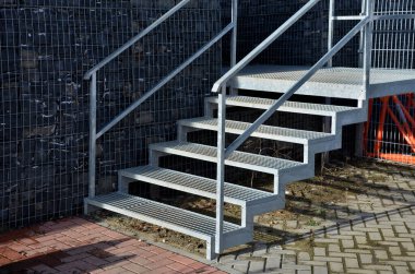 Deformasyona dirençli merdiven inşaatı. Ağır yüklerin altında bile galvanize çelik ve parmaklıklardan yapılmış. beton bloklar ve ahşap direkler.