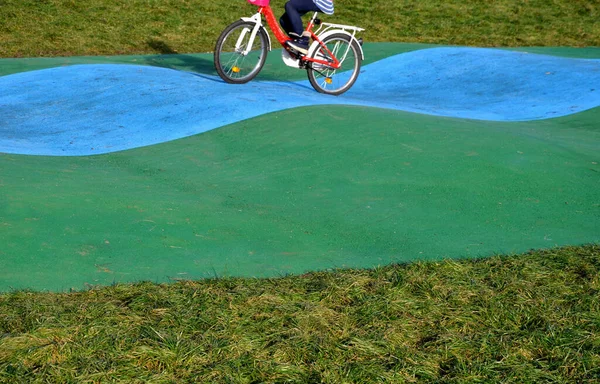 Aire Jeux Pour Enfants Dans Parc Tartan Caoutchouc Coloré Protège — Photo