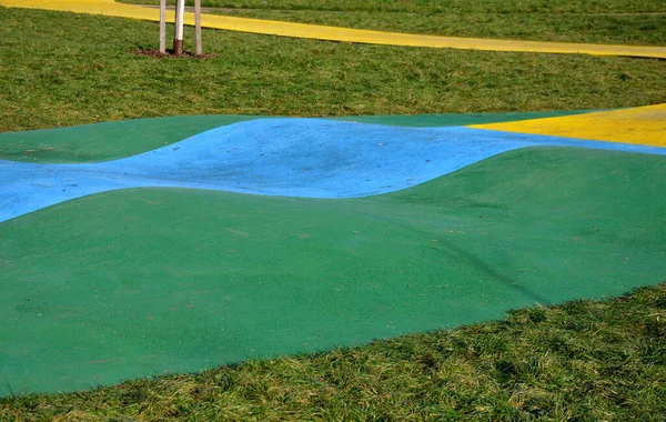 Lekplats För Barn Parken Färgad Gummi Tartan Skyddar Barn När — Stockfoto