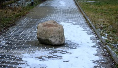 Aracın yaya bölgesine girmesini engellemek, kışın bisiklet yolu. Yolun ortasına büyük bir kaya parçası yerleştirerek ya da beton çubuklar kullanarak daraltarak.