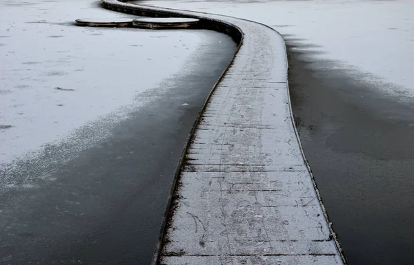 Wooden Pedestrian Bridge Frozen Snowy River Pond Lake Railing Design — Stock Photo, Image