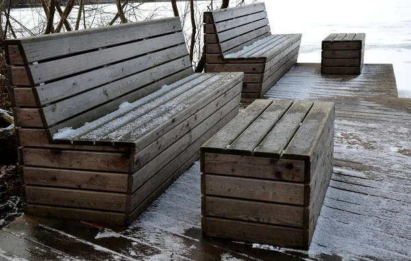 Drewniane Siedzenia Ławkami Wyłożone Naturalnym Drewnem Lesie Nad Wodą Taras — Zdjęcie stockowe