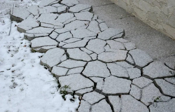 Baldosas Hormigón Cubierto Nieve Patrón Agrieta Irregularmente Como Después Terremoto —  Fotos de Stock