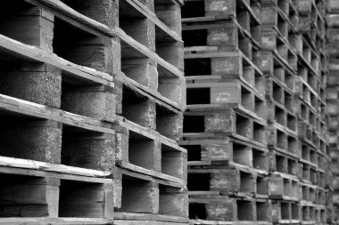 Üst üste katman katman palet yığını. Tahta nakliye yastıklarından oluşan duvar konteynırlarda üretilen ve dünyanın dört bir yanına taşınan mallar için.