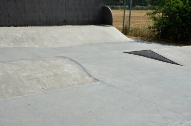 Şehrin dışındaki çitli bir alanda beton kaykay sahası. Rampalar yeni başlayanlar için scooterlı, BMX motorlu ve kaykaylı. Atlama ve hileleri test etmek için dalgalı alanlar