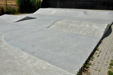 Şehrin dışındaki çitli bir alanda beton kaykay sahası. Rampalar yeni başlayanlar için scooterlı, BMX motorlu ve kaykaylı. Atlama ve hileleri test etmek için dalgalı alanlar