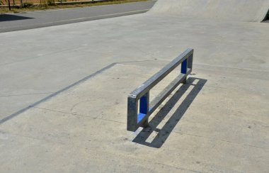 Şehrin dışındaki çitli bir alanda beton kaykay sahası. Rampalar yeni başlayanlar için scooterlı, BMX motorlu ve kaykaylı. Atlama ve hileleri test etmek için dalgalı alanlar
