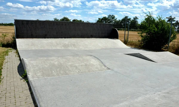 Beton Skateboard Spielplatz Einem Eingezäunten Gebiet Außerhalb Der Stadt Geländer — Stockfoto