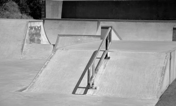 Betonové Hřiště Skateboardu Oploceném Prostoru Mimo Město Zábradlí Rampy Jsou — Stock fotografie
