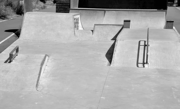 Aire Jeux Skateboard Béton Dans Une Zone Clôturée Extérieur Ville — Photo