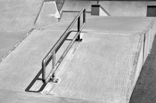 市外のフェンスで囲まれたエリアでの具体的なスケートボードの遊び場 鉄道ランプは スクーター Bmxバイク スケートボードの初心者のためのものです ジャンプやトリックをテストするための波状の領域 — ストック写真