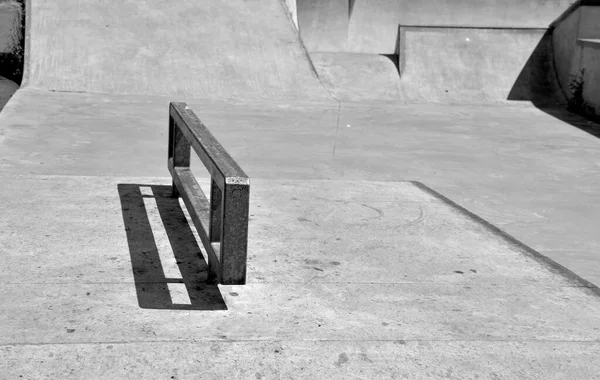Betonnen Skateboard Speeltuin Een Omheind Gebied Buiten Stad Railing Hellingen — Stockfoto