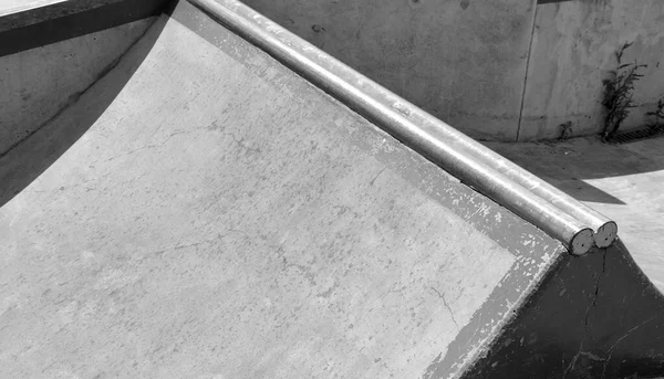 Aire Jeux Skateboard Béton Dans Une Zone Clôturée Extérieur Ville — Photo