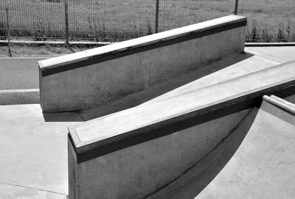 Beton Skateboard Spielplatz Einem Eingezäunten Gebiet Außerhalb Der Stadt Geländer — Stockfoto