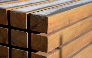 Bir blokta boşluklu 12 parça prizma yığını olan büyük bir bank. Havadar ve aynı zamanda hava koşullarına ve vandalizme karşı dayanıklı bir park bankı izlenimi veriyor.