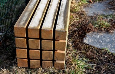 Bir blokta boşluklu 12 parça prizma yığını olan büyük bir bank. Havadar ve aynı zamanda hava koşullarına ve vandalizme karşı dayanıklı bir park bankı izlenimi veriyor.