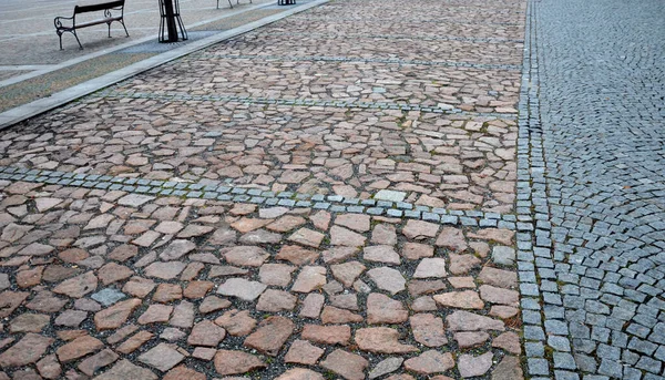 Parkplatz Aus Unregelmäßigen Groben Roten Steinen Geteilt Durch Graue Granitsteine — Stockfoto