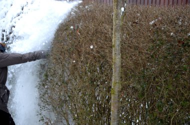 Kar çitiyle kaplı, karın ağırlığının onu büküp deforme etmesi mümkündür. Her kar yağışından sonra düzgünce vurmak gerekir, aksi takdirde hasar ve kırılma riski vardır.