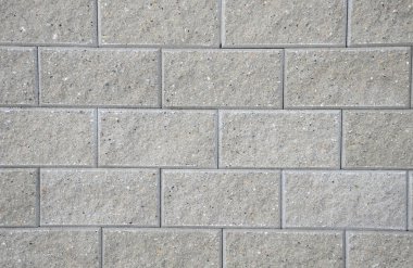 Doku bloklarından beton duvar. Bahçenin yüksek bölücü ses duvarı. Duvar metal bir çatı ile donatılmıştır, bu da suyun duvarın gövdesine akmasını ve don tarafından yırtılmasını engeller..