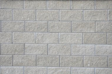 Doku bloklarından beton duvar. Bahçenin yüksek bölücü ses duvarı. Duvar metal bir çatı ile donatılmıştır, bu da suyun duvarın gövdesine akmasını ve don tarafından yırtılmasını engeller..