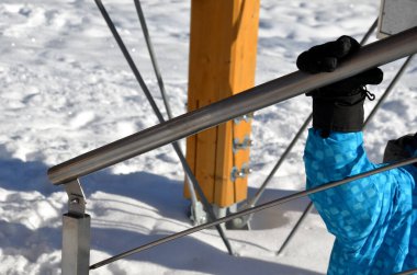 Kirli borudan yapılmış terasın dış merdivenlerine monte edilmiş paslanmaz çelik korkuluğun ayrıntıları. Sütunun içindeki yoğunlaştırılmış suyu buharlaştırmak için deliği olan galvanize prizma.