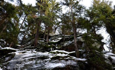 Dağlarda granit kayalar var, su ile zemin aşınmış buzlar, Byzardine kulesi şekilleri ve dağcıların ip bağlamaları için yamalar ile antropomorfik şekiller. Kayalar buz gibi.