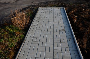 Kaldırıma şekerleme serpiştirme kıştan sonra temizlenip süpürülmeli. Yeni ilçedeki beton kaldırımlar sona eriyor ve devam etmiyor