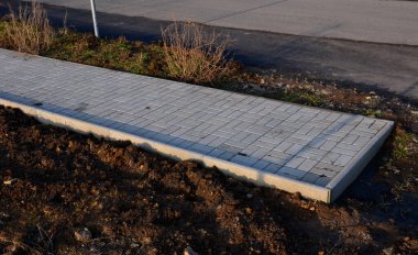 Kaldırıma şekerleme serpiştirme kıştan sonra temizlenip süpürülmeli. Yeni ilçedeki beton kaldırımlar sona eriyor ve devam etmiyor