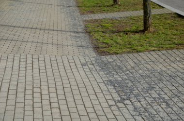 Kaldırıma şekerleme serpiştirme kıştan sonra temizlenip süpürülmeli. Yeni ilçedeki beton kaldırımlar sona eriyor ve devam etmiyor