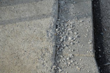 Karda ağır don ve kara karşı tuzlanma nedeniyle yolun yakınındaki beton yüzeyde erozyon izleri var. Betonu küçük parçalara ayırıyor. Bunlar arabanın ön camını kırabilir.