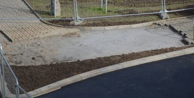 Yolda beton bariyerler var. Araç şeridi ayırıcısı. Siyah çizgili sarı renk. Yanıp sönen turuncu ışığın yönünü gösteren ışık konileri, kaldırım onarımı stok fotoğrafı