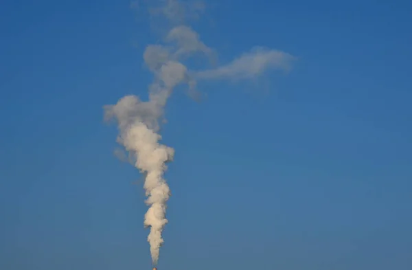 Humo Blanco Inofensivo Del Incinerador Residuos Una Gran Ciudad Está — Foto de Stock