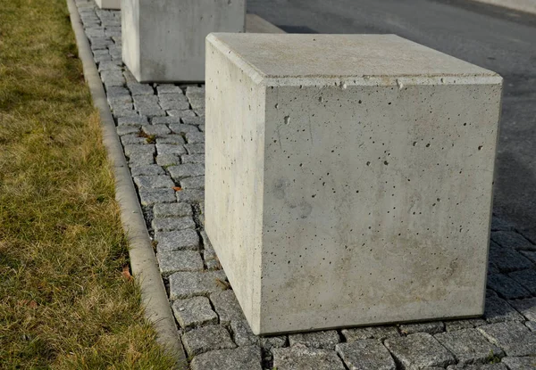 Barreiras Concreto Como Proteção Cubo Cubo Gramado Agradável Uma Calçada — Fotografia de Stock