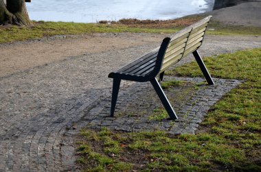 Beton beyaz park bank bloğu kare şeklinde, pürüzsüz yüzey. Asfalt küpler, ağaçlar için yuvarlak alanlar asfalt şeritleri mermer, granit desenli bir fotoğraf mozaiğinde katlanmış küçük küp şeritler halinde.