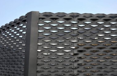 Ağır yük altında bile deformasyona karşı yüksek dirençli bir merdiven gözlem platformu inşa etmek endüstriyel bir binanın duvarları için galvanize çelikten yapılmış zemin ızgarası.