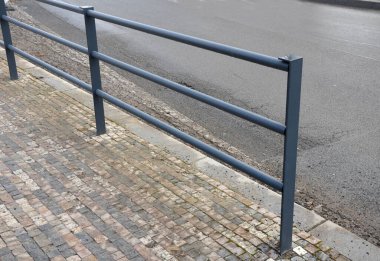 Ağır yük altında bile deformasyona karşı yüksek dirençli bir merdiven gözlem platformu inşa etmek endüstriyel bir binanın duvarları için galvanize çelikten yapılmış zemin ızgarası.