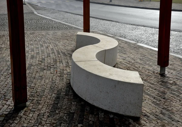 Beton Weiße Parkbank Blockform Auf Quadratischer Sauberer Glatter Oberfläche Pflastern — Stockfoto