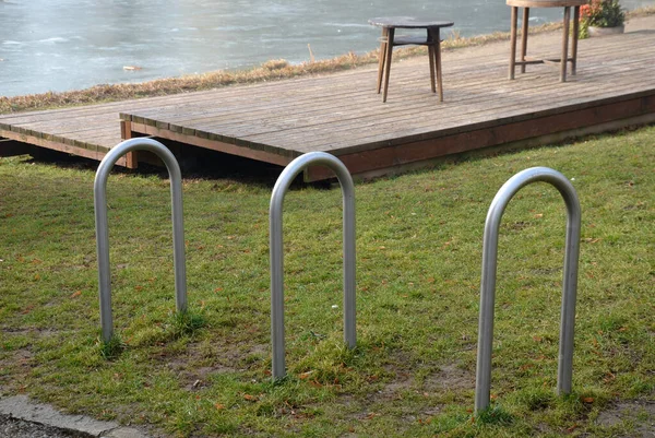 Metalowe Regały Przechowywania Koła Rowerowego Dla Turystów Placu Parku Rury — Zdjęcie stockowe
