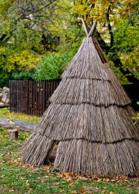Çadır, anaokulundaki çocuklar için mobilyalarla donatılmıştır. Açık hava dersleri çayırdaki oyunlar ve çizim ile birleşince zarar gelmez, piramit. 
