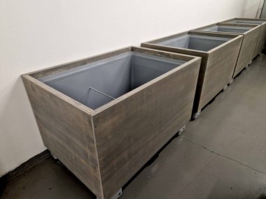 Depoda plastik saksılardan ahşap paneller var. Toplum bahçesine ya da okul bahçesine çiçek ya da sebze ekmekten. Konut binasının terası.