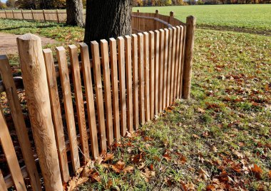 Doğal kalas ve direklerden yapılmış bir kırsal çit. Zirveye kadar keskinleştirilmiş, kalaslar eğimli, böylece su çekilebilir.