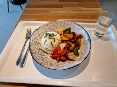 Tatlı ve ekşi tavuk, çıtır tavuk, ananas ve dolmalık biberin tadı yemek boyasız yemek gibi.