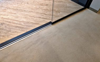 Sürgülü cam kapılar kullanışlı bir aksesuardır. Bu da sizi yaşam alanınızın önemli bir kısmını kurtarır. Cam ayrıca ilginç ve tasarım açısından mükemmel bir iç metal krom, paslanmaz çelik üretebilir.